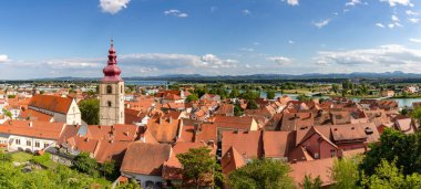 Solunda Ptuj Şehir Kulesi olan eski Ptuj kasabasının manzarası..