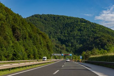 Etrafı yeşilliklerle çevrili bir Sloven otoyolunun resmi.