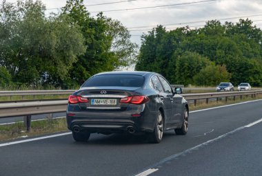 Siyah bir Infiniti Q70 resmi..
