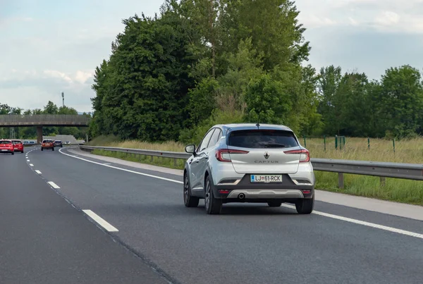 Gri Renault Captur 'un bir resmi.