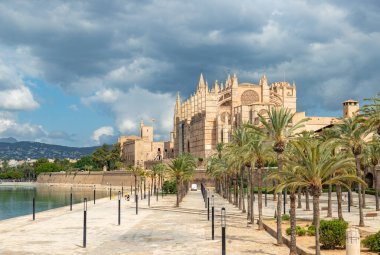 Bulutlu bir günde Palma Katedrali ve Parc de la Mar 'ın bir resmi..