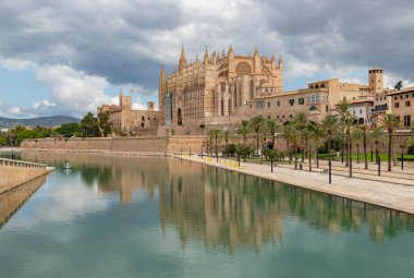 Palma Katedrali, Museu Diocesa ve Parc de la Mar gibi Palma de Mallorca 'nın simgelerinin bir resmi..