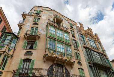 Palma de Mallorca 'daki Can Forteza Rey binasının Gaudi' den esinlenilmiş bir resmi..