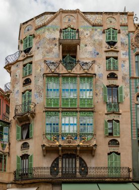 Palma de Mallorca 'daki Can Forteza Rey binasının Gaudi' den esinlenilmiş bir resmi..