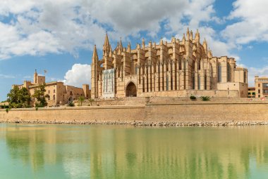 Palma Katedrali ve La Almudaina Kraliyet Sarayı 'nın bir resmi..