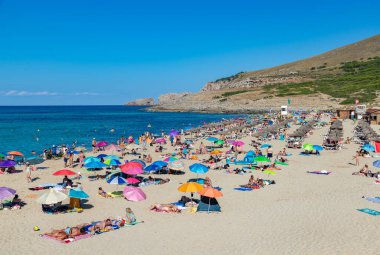 Mallorca 'daki Cala Mesquida plajının bir resmi..