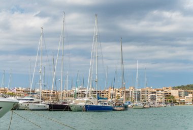 Port d 'Alcudia' daki marinanın bir resmi..