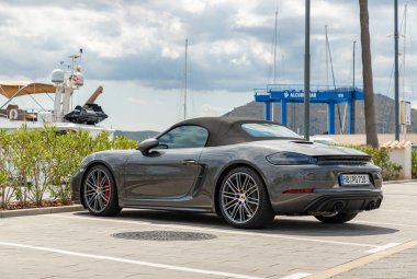 Gri bir Porsche 718 Boxster GTS 4.0.