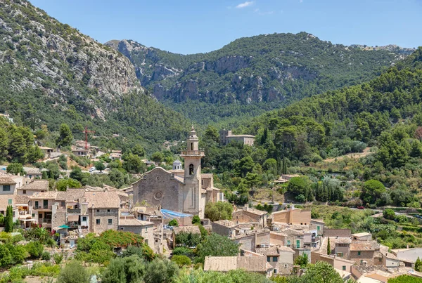 Aziz Bartholomew Kilisesi 'nin bir resmi ve Valldemossa çevresindeki manzara..