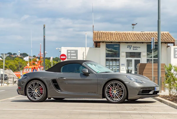 Gri bir Porsche 718 Boxster GTS 4.0.
