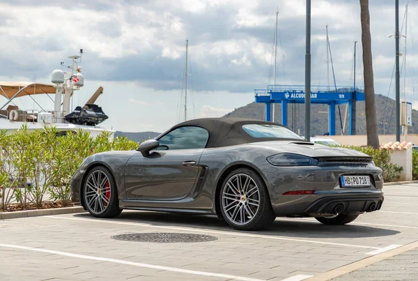 Gri bir Porsche 718 Boxster GTS 4.0.