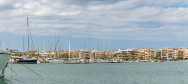 Port d 'Alcudia' daki marinanın bir resmi..