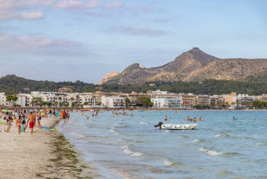 Platja de Muro sahilinin bir resmi, Port d 'Alcudia' da..