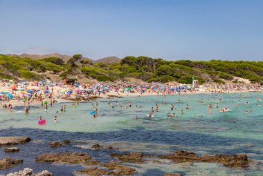 Cala Agulla plajının bir resmi..