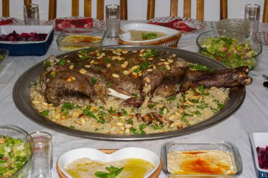 Arap ouzi (pirinçli kuzu dolması). Geleneksel Arap yemekleri. Badem, fındık ve maydanozla süslenmiş..