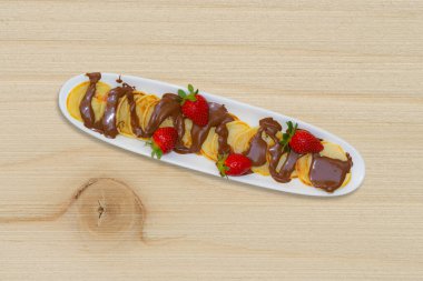 Çikolatalı ve çilekli krep. .