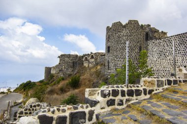 Suriye 'nin Baniyas kentindeki Margat Şatosu' ndaki büyük bir binanın dış görünüşü.