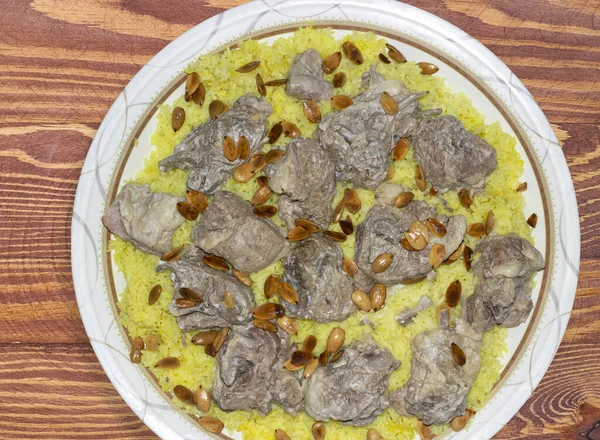 Mansaf Mayalanmış Yoğurt Sosunda Pişirilmiş Pirinç Veya Bulgur Ile Servis — Stok fotoğraf