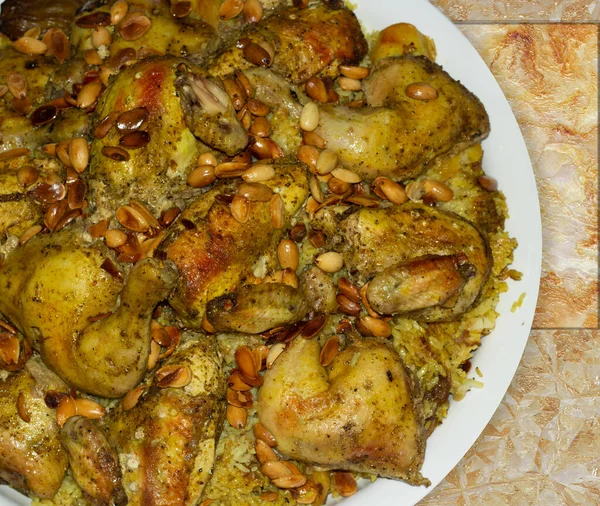 Lezat Pedas Ayam Biryani Piring Putih Terisolasi Pada Latar Belakang — Stok Foto