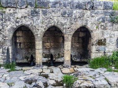 Kayalık kemerli eski su pınarı.