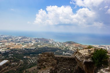 Banias, Suriye 'deki Margat Şatosu' nun bir kenarı.