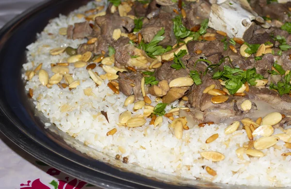 Kamelfleisch Mit Reis Traditionelle Arabische Küche Hauptgericht Restaurant Mittagessen Mit lizenzfreie Stockfotos