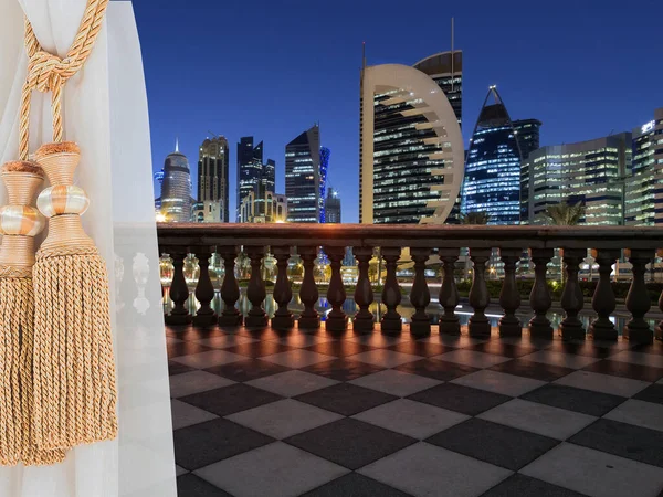 건물에서 바라본 카타르 도하시 발코니 안에서 바라본 커튼들 — 스톡 사진