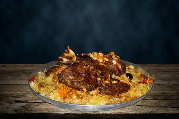 Mandi Ist Ein Traditionelles Gericht Aus Fleisch Reis Und Gewürzen lizenzfreie Stockbilder
