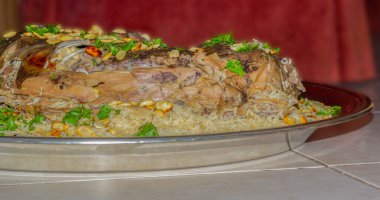 Arap ouzi (pirinçli kuzu dolması). Geleneksel Arap yemekleri. Badem, fındık ve maydanozla süslenmiş..