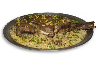 Arap ouzi (pirinçli kuzu dolması). Geleneksel Arap yemekleri. Badem, fındık ve maydanozla süslenmiş..