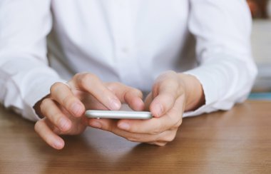 Smartphone kullanarak eller