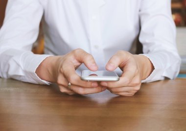 Smartphone kullanarak eller