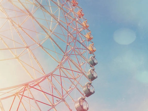 Roue ferris coloré contre ciel bleu — Photo