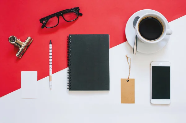 Creativo plano laico foto de escritorio de espacio de trabajo —  Fotos de Stock