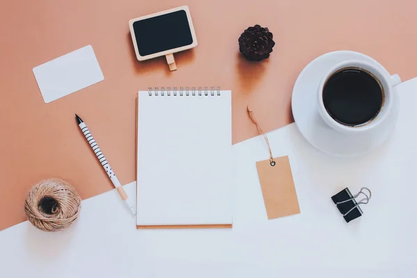 Kreativní bytě ležela fotografie prostoru Desk — Stock fotografie