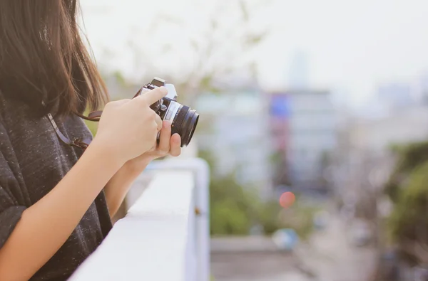 Girl using camera — Stock Photo, Image