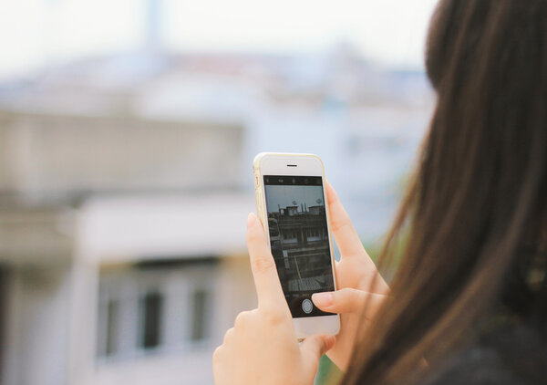 Молодая девушка фотографирует
