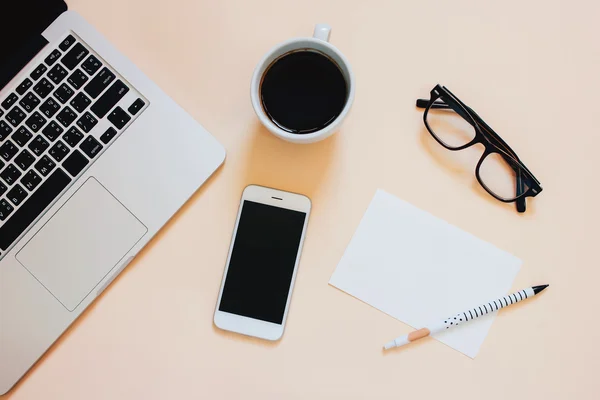 Escritorio de espacio de trabajo con ordenador portátil, smartphone, café —  Fotos de Stock