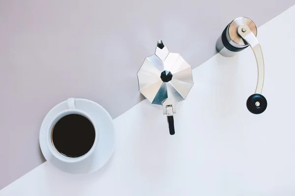 Espaço de trabalho com cafeteira, moedor de café — Fotografia de Stock