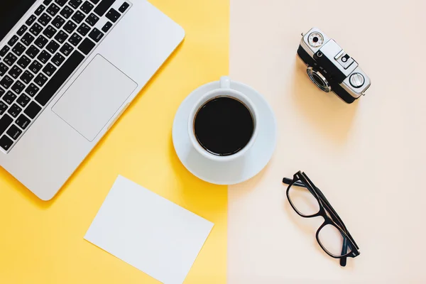 Escritorio de espacio de trabajo con laptop, café, anteojos —  Fotos de Stock