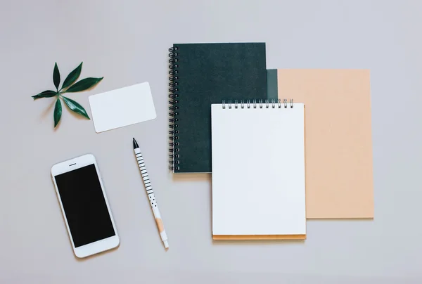 Escritorio de espacio de trabajo con smartphone, café y notebooks —  Fotos de Stock
