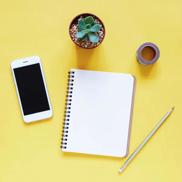 Meja kerja kreatif dengan notebook, smartphone — Stok Foto