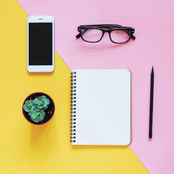 Mesa de trabalho com smartphone, óculos, cacto — Fotografia de Stock