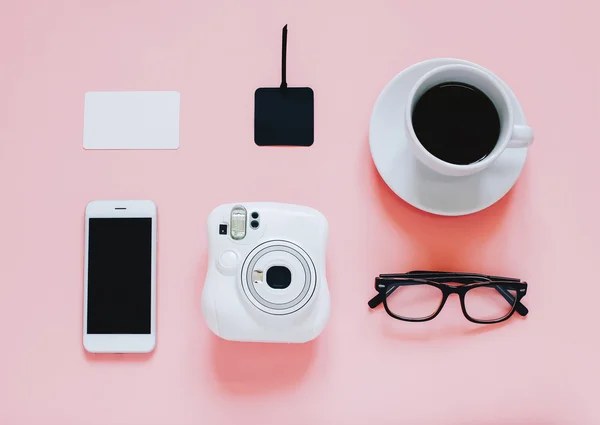 Scrivania da lavoro con fotocamera istantanea, caffè — Foto Stock