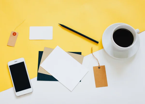 Escritorio de espacio de trabajo con smartphone, café —  Fotos de Stock