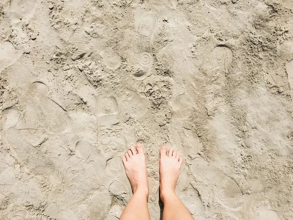 Chica descalza en la playa —  Fotos de Stock