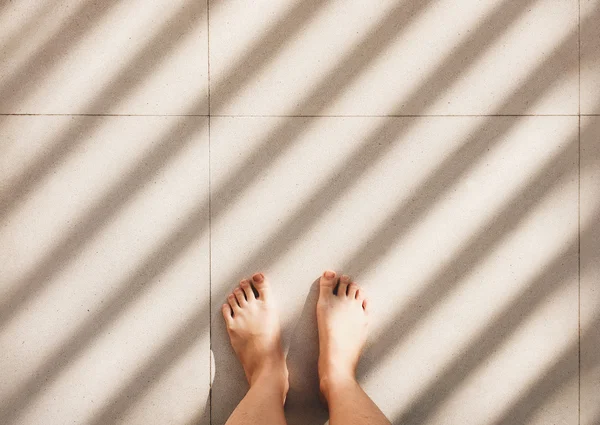 Persona descalza de pie en el suelo del pavimento —  Fotos de Stock