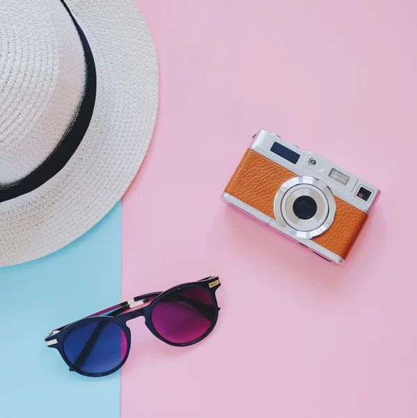 Fotoğraf makinesi ile güneş gözlüğü ve panama şapka — Stok fotoğraf
