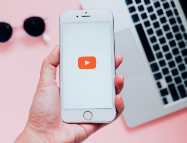 El ele tutuşan akıllı telefon. 