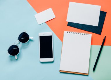 düz yatıyordu stili çalışma alanı ile smartphone